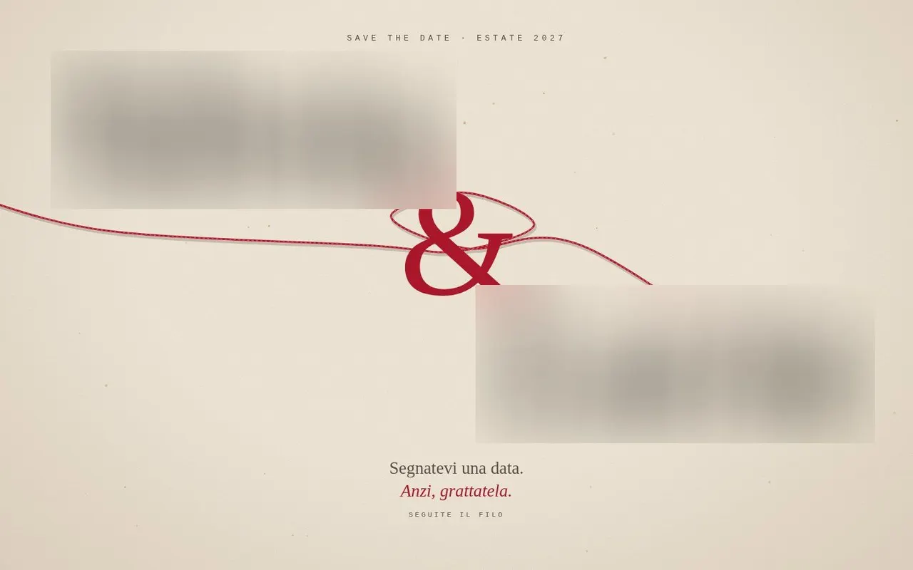 Pagina iniziale del save the date: i nomi degli sposi uniti da un filo rosso